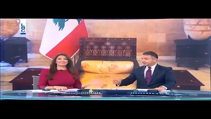 Descargar video: شاهد ماذا فعلت مذيعة لبنانية مع صديقها على الهواء  فى مشهد محرج أصابهم بحالة من الارتباك