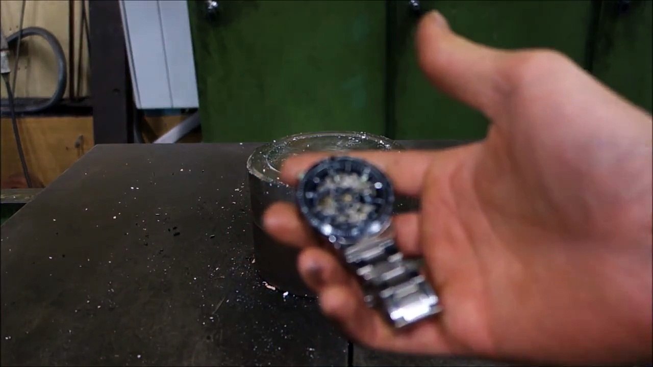 Crushing watch with hydraulic press
