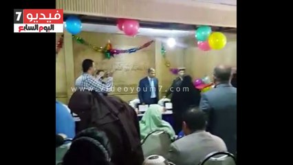 رئيس محكمة شبرا الخيمة الابتدائية يقبل رأس أم الشهيد مصطفى لطفى