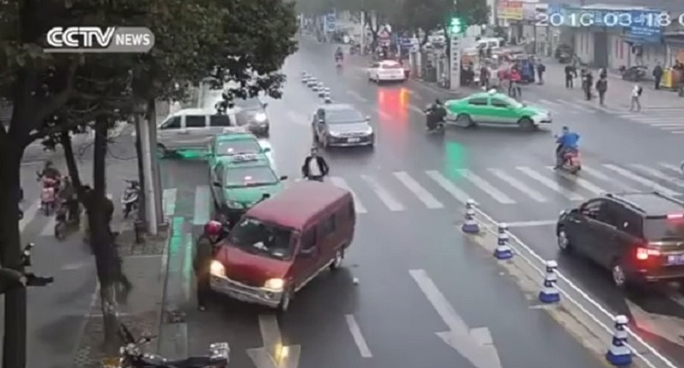 Le sauvetage d'une femme coincée sous une camionnette (Chine)