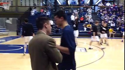 Un entraineur-adjoint fait le show en saluant ses joueurs