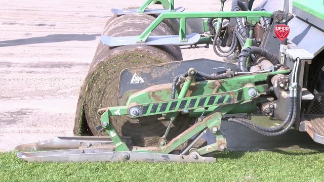 Stade Gaston-Gérard : la pose de la nouvelle pelouse en vidéo
