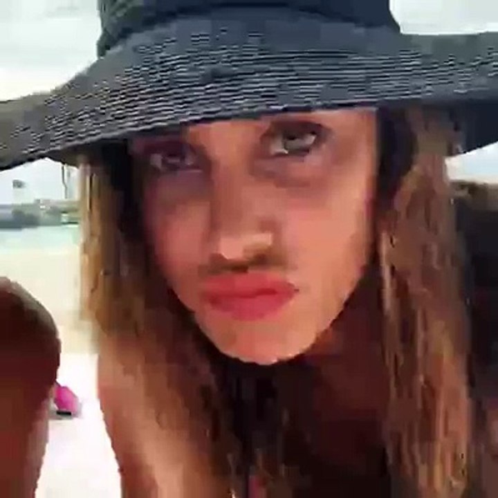 BELEN RODRIGUEZ IN SPIAGGIA VOGLIOSA ... TETTE E CULO
