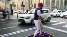 Aladdin sur un tapis volant dans les rues en Israel à Tel Aviv
