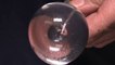 Bulles d'air dans une bulle d'eau en apesanteur dans la station spatiale internationale