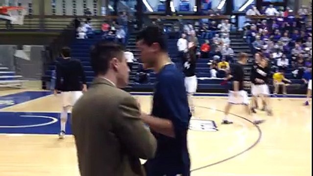 Un entraîneur de basket fait un show de checks en saluant ses joueurs - Rusty Cooper