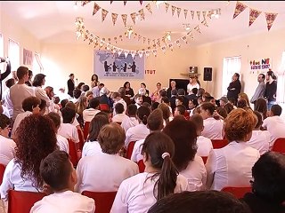 Botohet fjalori i pare i gjuhes se shenjave [SD, 480p]