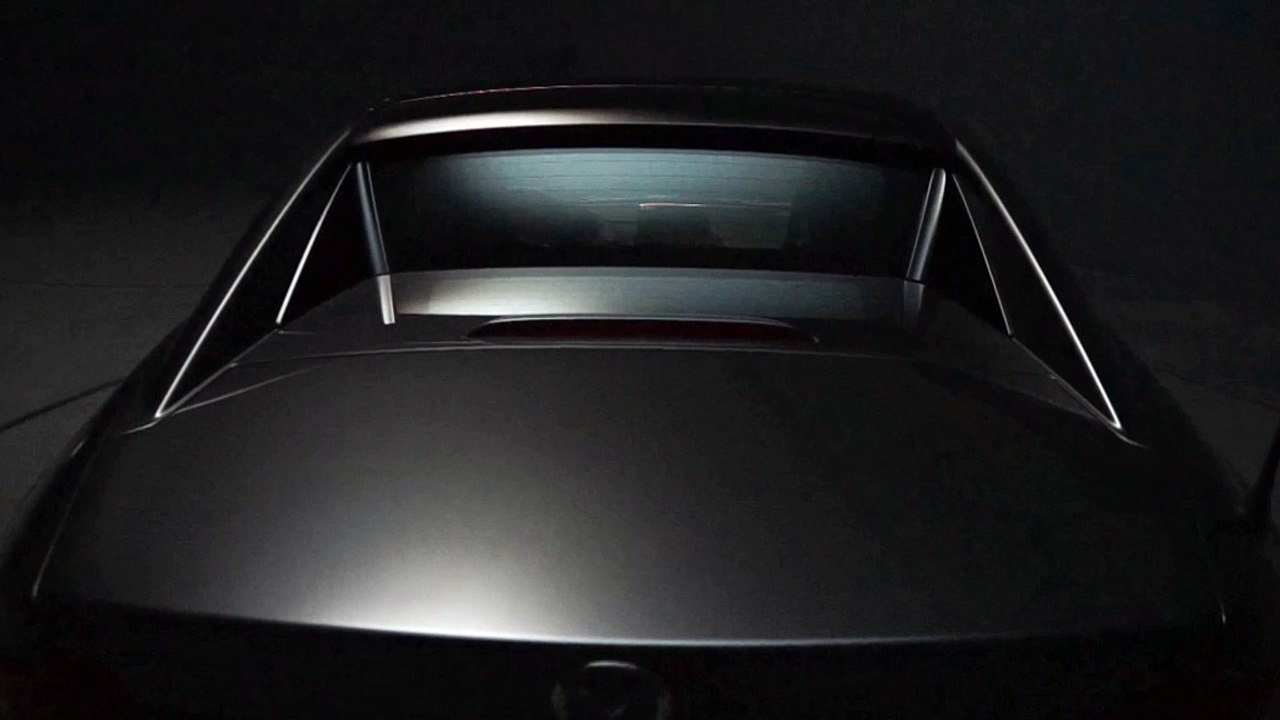 Le Mazda MX-5 RF à toit rigide rétractable en approche