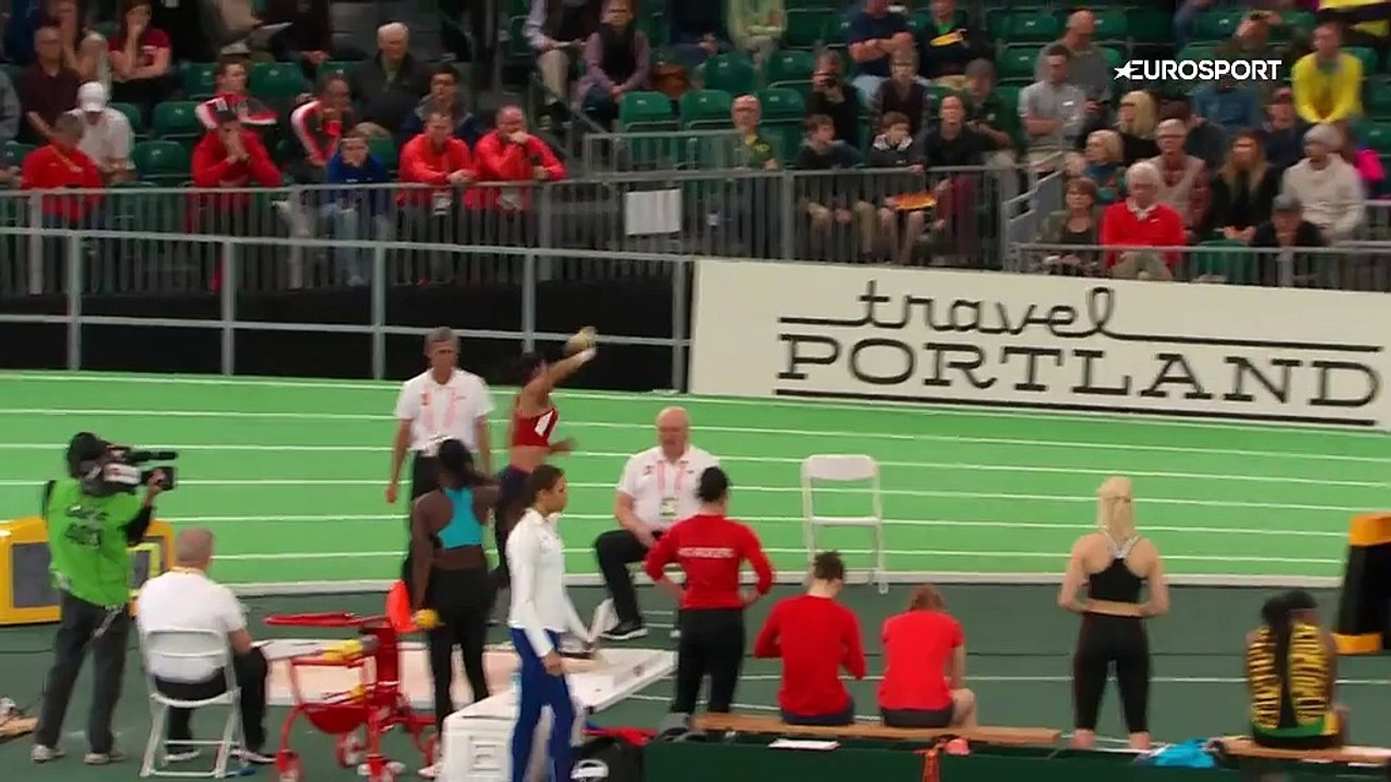 Une lanceuse de poids touche involontairement sur un photographe. Malchanceux le gars