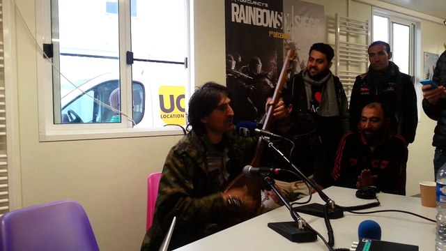 Journée spéciale Calais : Ismaël, un jeune afghan, joue de la Damboula