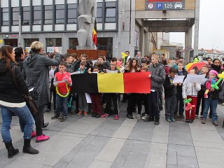 Un groupe d'enfants chantent la Brabançonne sur la place communale de La Louvière
