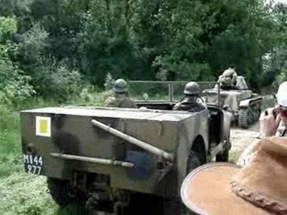 Ferte Alais 2007 - Renault R35 et Latil MT7