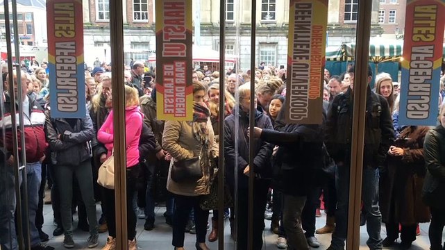 Honderden koopjesjagers overstromen Vamp;D in Stad bij tijdelijke heropening: Kom op snel - RTV Noord