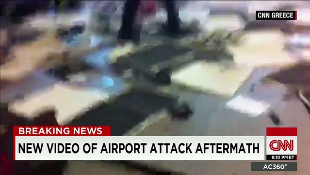 Une vidéo glaçante montre un père qui cherche son fils à l'aéroport de Zaventem juste après les explosions