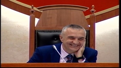 Report TV - Meta e Bushati "festojnë" ditëlindjen në Kuvend, ja urimet që marrin