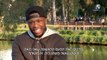 Un gars interrompt le basketeur Nate Robinson pendant une interview dans un parc 