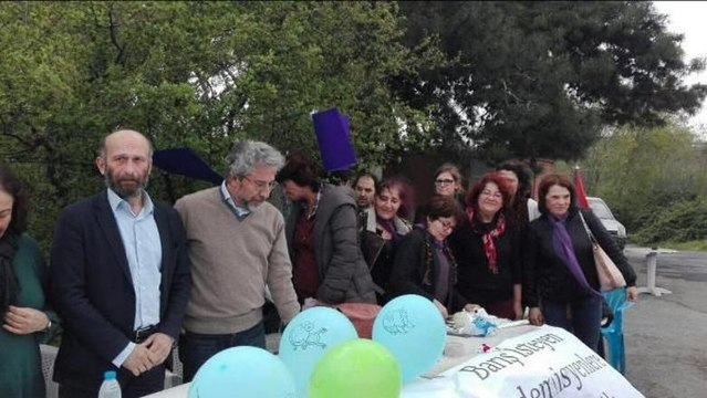Can Dündar ve Erdem Gül'den tutuklu akademisyenlere destek