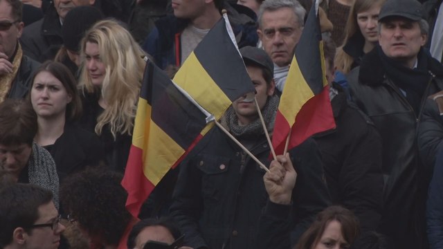 Des centaines de personnes observent une minute de silence place de la Bourse