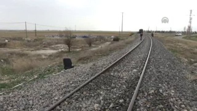 Yük Treni Hafif Ticari Araca Çarptı: 1 Ölü, 2 Yaralı
