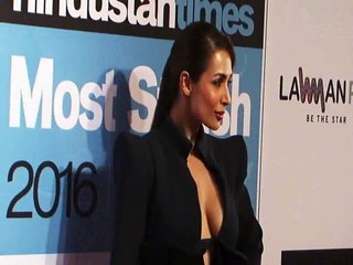 Hot Malaika Arora EXPOSES At A Red Carpet Event Watch Video