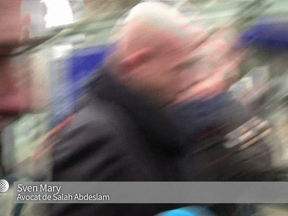 Attentats de Bruxelles: deux suspects en fuite, les services de sécurité en accusation