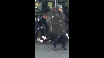 Manifestation à Paris : un policier frappe violemment un lycéen