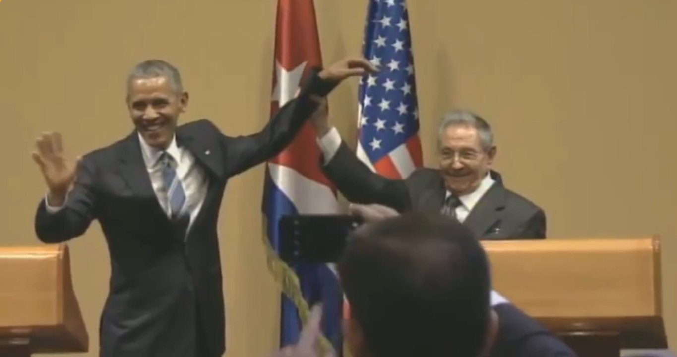 Raul Castro repousse fermement le bras de Barack Obama !