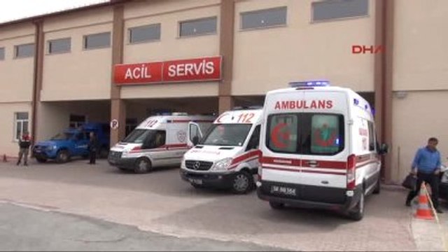 Sivas? Ta Uçan Çatı Parçaları Okulun Bahçesine Düştü;1 Öğrenci Yaralandı-2