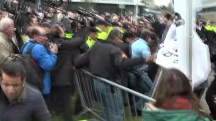 Bosnalı Kurban Yakınlarından Karadzic Protestosu (2)