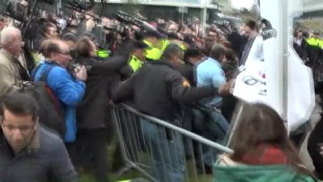 Bosnalı Kurban Yakınlarından Karadzic Protestosu (2)