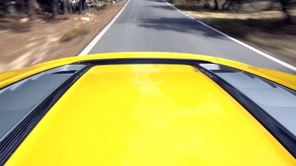 L'Audi R8 Spyder embarque une capote repliable en deux parties