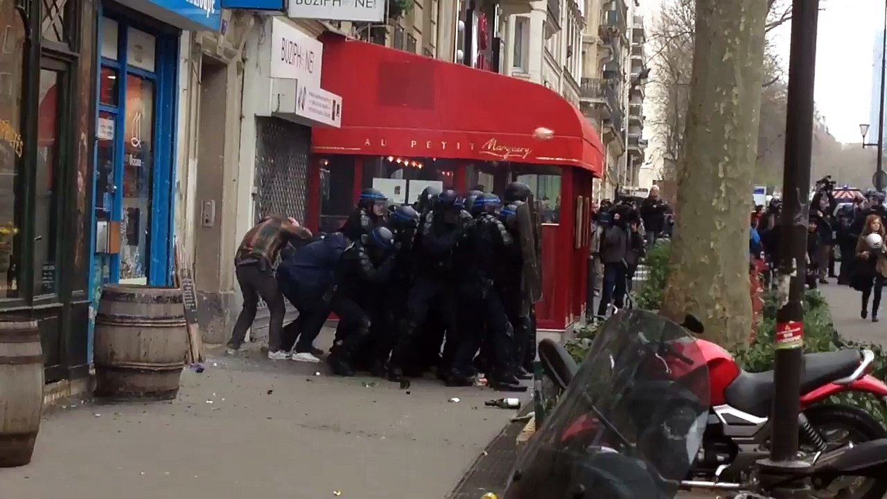 Des policiers CRS callaissés à la manifestation contre la Loi du Travail