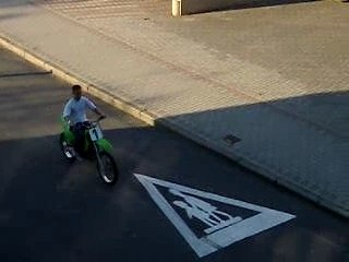 Gros kéké avec sa moto