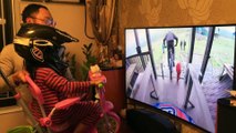 Le papa de l'année simule un simulateur de VTT pour sa fille en tricycle