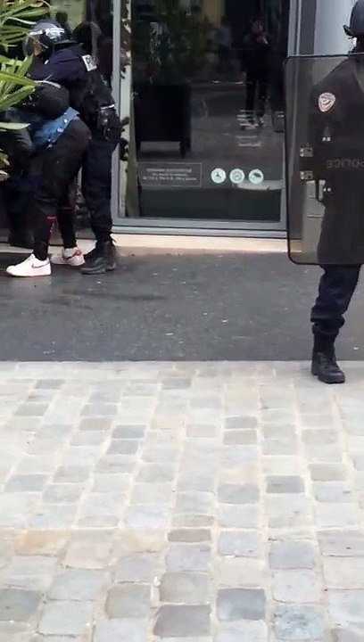 Manifestation: un lycéen tabassé par des CRS