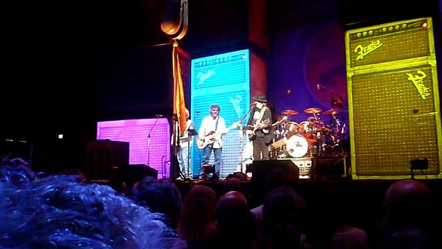 Neil Young & Crazy Horse - Roll Another Number (encore)