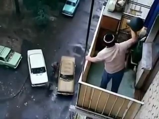 Дед скинул гирю на машину с балкона