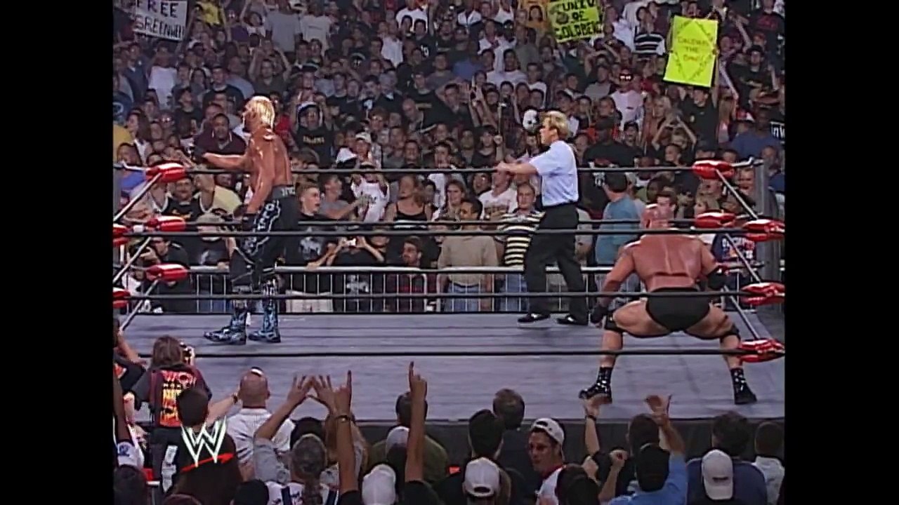Goldberg WCW Dünya Ağır Siklet Şampiyonası'nda kazanmak için "Hollywood" Hulk Hogan mağlup