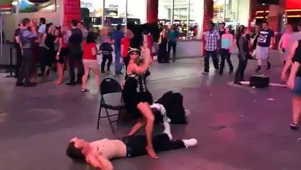 Un homme qui se fait pisser dessus