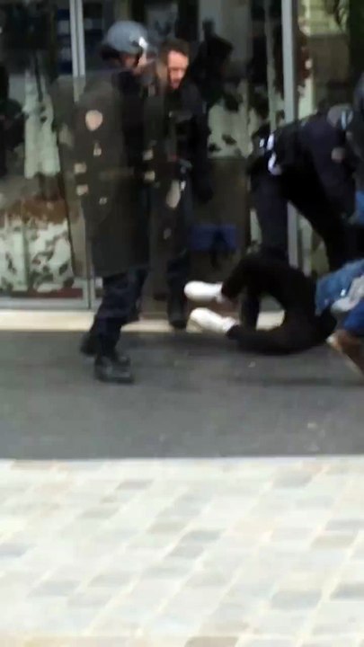 UN LYCÉEN TABASSÉ PAR DES CRS AU LYCÉE HENRI-BERGSON
