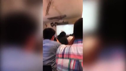 Un prof oublie de déconnecter le projecteur de son ordi et visite des sites louches en classe