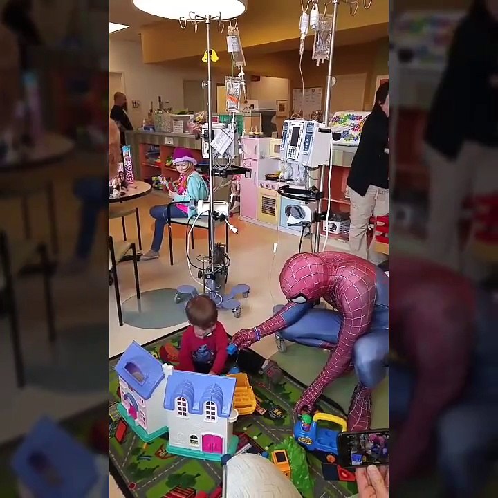 hombre vestido de Spider-Man es el héroe de los niñ