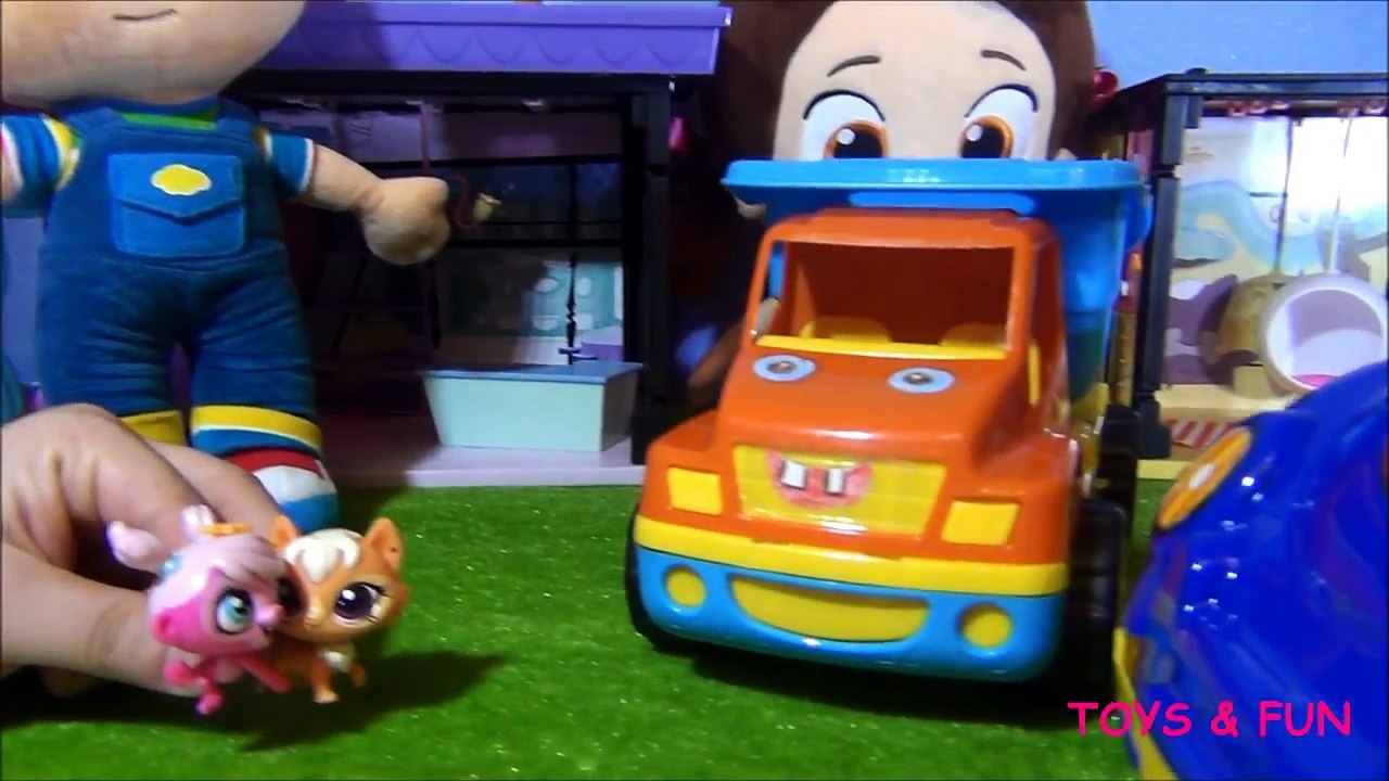 Pepee ile Niloya LPS Minişlerle oynuyor - Littlest Pet Shop Minişler Kamyonla kaçırıl