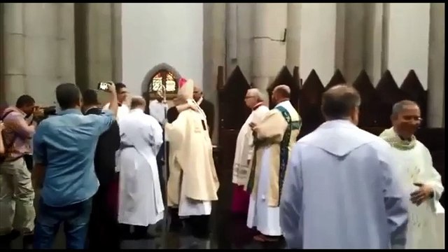 Dom Odilo Scherer é agredido por mulher durante missa de Páscoa