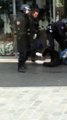 Paris : Un lycéen frappé au visage par un CRS