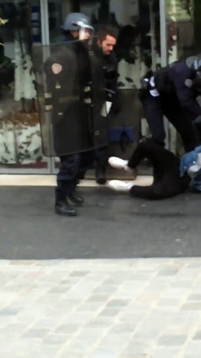 Paris : Un lycéen frappé au visage par un CRS