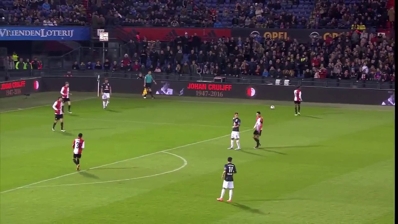 The friendly between Feyenoord and Sparta was stopped for a minute's long applau