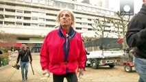 Frankreichs Spiderman Alain Robert erklettert weiteren Wolkenkratzer bei Regen