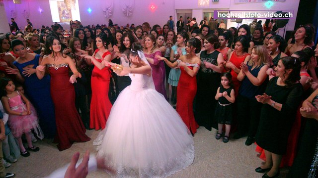 Spektakuläre Hochzeit: Der Brautigam kriegt die Tanzshow Seine Lebens und verliert gegen die Braut den tanzwettbewerb