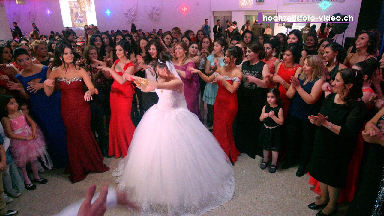 Spektakuläre Hochzeit: Der Brautigam kriegt die Tanzshow Seine Lebens und verliert gegen die Braut den tanzwettbewerb